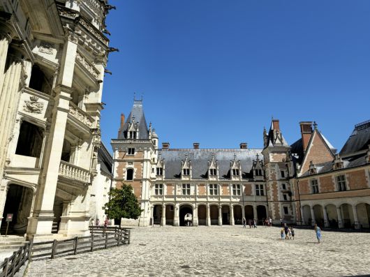 블루아성 프랑수아 1세 건물 나선형 계단과 루이 12세 건물.