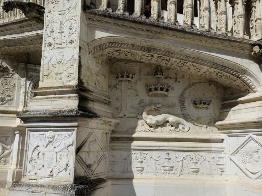 블루아성 프랑수아 1세 건물 외벽 도룡뇽 문장.