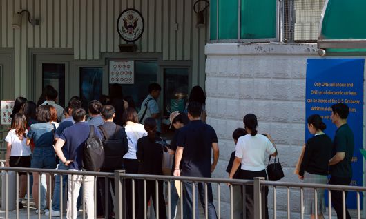 지난 15일 서울 종로구 주한미국대사관에서 미국 비자를 발급받으려는 시민들이 줄을 서고 있다. 연합뉴스