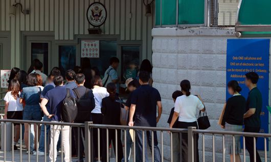 서울 종로구 주한미국대사관에서 미국 비자를 발급받으려는 시민들이 줄을 서고 있다. 연합뉴스