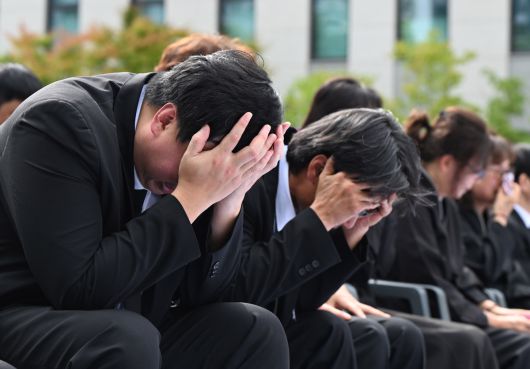 갯벌에 고립된 노인을 혼자 구하려다 숨진 고(故) 이재석 경사의 영결식이 진행된 15일 오전 인천 서구 인천해양경찰서에서 고인의 유족들이 손으로 얼굴을 감싸고 있다. 인천=뉴시스