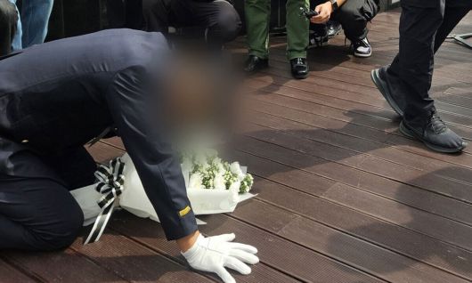 갯벌 고립자를 구하다가 순직한 해양경찰관 이재석 경사의 파출소 당직 팀장이 22일 유족들의 추모 현장을 찾아와 사죄하고 있다. 연합뉴스