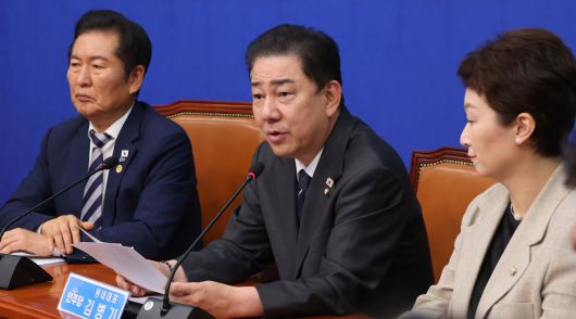 더불어민주당 김병기 원내대표가 22일 서울 여의도 국회에서 열린 최고위원회의에서 발언하고 있다. 허정호 선임기자