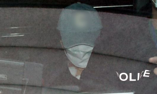 초등학생을 살해한 혐의를 받는 40대 여교사 명재완 씨가 지난 3월 7일 대전 서부경찰서에서 대면조사를 마치고 둔산경찰서로 이송되고 있다. 뉴스1