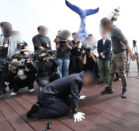 22일 오전 인천시 옹진군 영흥도 하늘고래 전망대에서 순직한 이재석 경사의 파출소 당직팀장이 유족에게 무릎을 꿇은 채 사죄하고 있다. 인천=연합뉴스