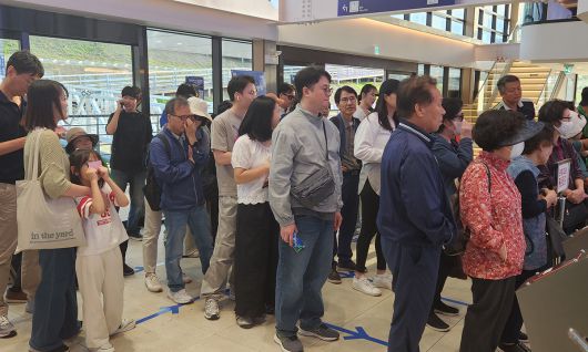 22일 서울 송파구 한강버스 잠실 선착장에서 시민들이 승선을 기다리고 있다. 김세희 기자