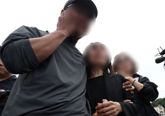 갯벌 고립자를 구하다가 순직한 이재석 경사의 유족인 어머니와 사촌형이 22일 인천시 옹진군 영흥도 하늘고래 전망대에서 눈물을 흘리고 있다. 인천=연합뉴스