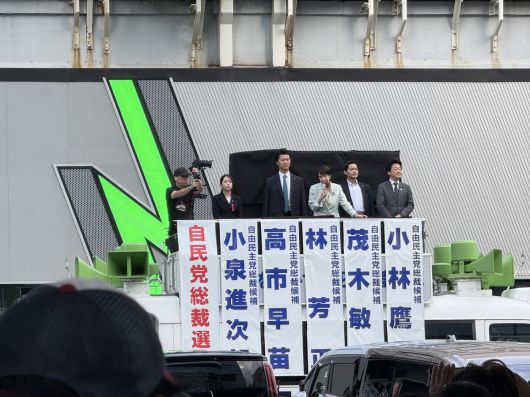 일본 자민당 총재선거에 출마한 다카이치 사나에 후보가 24일 도쿄 아키하바라역 앞에서 열린 합동연설회에서 연설하고 있다. 도쿄=유태영 특파원