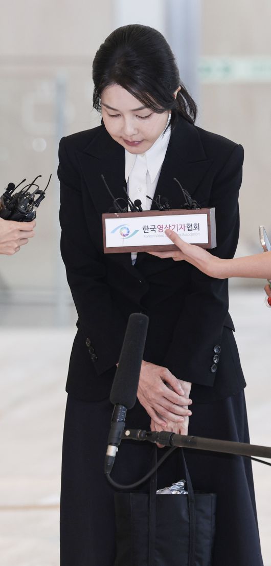 도이치모터스 주가조작 연루 의혹 등을 받는 김건희 여사가 8월 6일 서울 종로구 김건희 특검팀(특별검사 민중기) 사무실에 피의자 신분으로 조사를 받기 전 고개를 숙이고 있다. 사진공동취재단