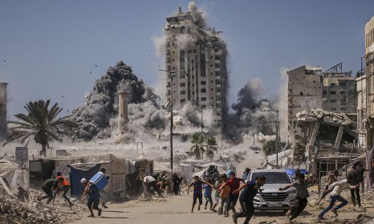 지난 5일(현지시간) 가자 지구의 한 고층건물이 이스라엘의 폭격으로 무너지는 모습. AP연합뉴스