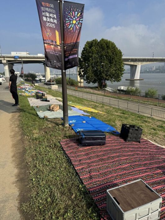 26일 오전 서울 여의도 한강공원에 돗자리가 일렬로 깔려 있다. 온라인 커뮤니티 캡처