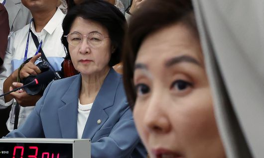 추미애 법제사법위원장이 지난 9월 24일 서울 여의도 국회에서 열린 법사위 전체회의에서 나경원 국민의힘 의원을 바라보고 있다. 뉴시스