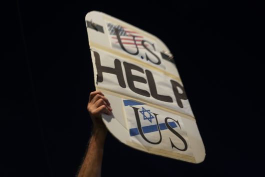 지난 29일(현지 시간) 이스라엘 텔아비브 주재 미국 대사관 분관 앞에서 하마스에 의해 가자지구에 억류된 인질들의 가족과 지지자들이 이들의 즉각적인 석방과 전쟁 종식을 촉구하고 있다.   텔아비브=AP연합뉴스