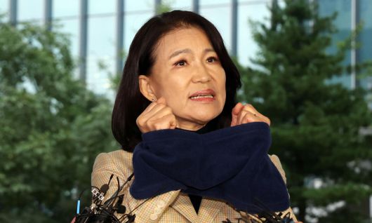 공직선거법·국가공무원법 위반 등 혐의로 체포된 이진숙 전 방송통신위원장이 지난 2일 서울 영등포경찰서로 압송돼 입장을 밝히고 있다. 뉴시스