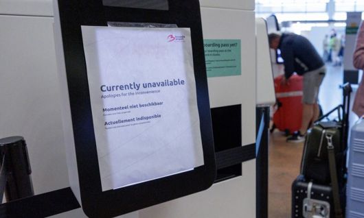 22일(현지시간) 벨기에 브뤼셀 자벤텀 국제공항의 한 무인 안내기의 화면에 ‘현재 이용이 불가능하다’는 안내문이 붙어 있다. 공항 공용 수속 프로그램에 대한 해킹 공격으로 항공사·공항 직원들은 수기로 탑승자 명단을 기재해가며 수속을 진행해야 했다. 브뤼셀=로이터연합뉴스