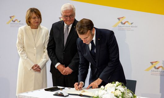 3일(현지시간) 독일 통일 35주년을 맞아 독일·프랑스 국경 도시 자르브뤼켄을 방문한 에마뉘엘 마크롱 프랑스 대통령(오른쪽) 자르브뤼켄 시청에서 마련한 방명록에 서명하고 있다. 프랑크 발터 슈타인마이어 독일 대통령과 그 부인이 곁에서 이 모습을 지켜보고 있다. AFP연합뉴스