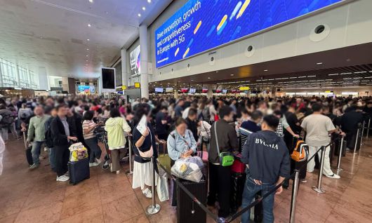 공항 공용 수속 프로그램인 ‘MUSE’가 랜섬웨어 공격을 받아 키오스크 운영·전자 탑승 수속 서비스가 마비된 지난달 20일(현지시간), 벨기에 브뤼셀 자벤텀 국제공항이 수동 수속을 위해 기다리는 여행객들로 혼잡하다. 브뤼셀=로이터연합뉴스