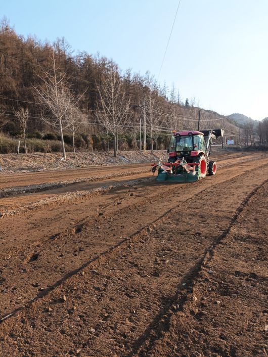 충북 괴산군의 소농업인 농작업대행 사업으로 한 밭에서 트랙터 농작업이 이뤄지고 있다. 괴산군 제공