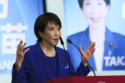 일본 집권 자민당 총재 선거에 출마한 다카이치 사나에 전 경제안보담당장관이 4일 도쿄 당사에서 열린 총재 선거에서 연설하고 있다. AFP연합뉴스