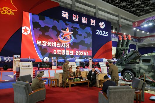 북한 노동당 기관지 노동신문은 5일 무장장비전시회 ‘국방발전-2025’가 지난 4일 수도 평양에서 성황리에 개막했다”고 보도하며 관련 사진을 공개했다. 김정은 국무위원장이 간부들과 함께 대화를 나누는 모습. 노동신문·뉴스1