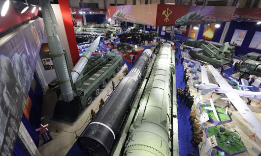 북한 노동당 기관지 노동신문은 5일 무장장비전시회 ‘국방발전-2025’가 지난 4일 수도 평양에서 성황리에 개막했다”고 보도하며 관련 사진을 공개했다. 왼쪽에 극초음속비행체(HGV)를 탑재한 화성-11마형 미사일이 보인다. 노동신문·뉴스1