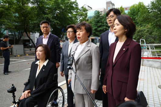 조배숙 의원을 비롯한 국민의힘 의원들이 4일 오후 공직선거법·국가공무원법 위반 등 혐의로 체포된 이진숙 전 방송통신위원장의 체포적부심이 열리는 서울 양천구 서울남부지방법원에서 이 전 위원장의 석방을 촉구하고 있다.    뉴시스