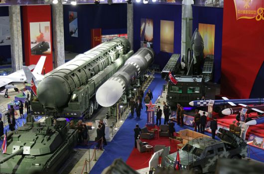 북한 노동당 기관지 노동신문은 5일 무장장비전시회 ‘국방발전-2025’가 지난 4일 수도 평양에서 성황리에 개막했다”고 보도하며 관련 사진을 공개했다. 오른쪽에 극초음속비행체(HGV)를 탑재한 화성-11마형 미사일이 보인다. 노동신문·뉴스1