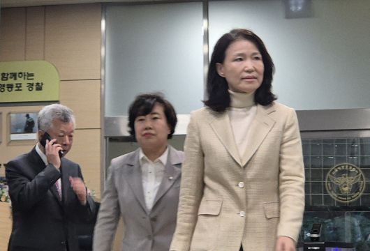 이진숙 전 방송통신위원장이 4일 오후 서울 영등포경찰서에서 석방돼 귀가하고 있다. 이날 체포적부심사 심문을 진행한 법원은 이 전 위원장의 청구를 인용했다.    뉴스1