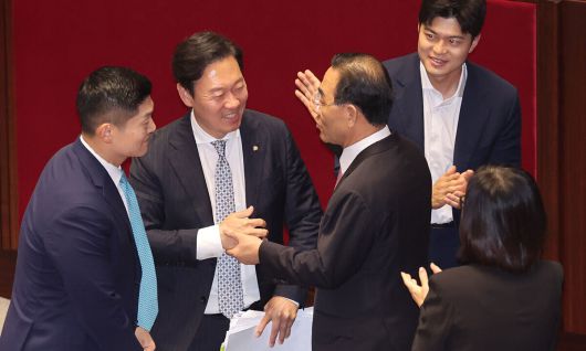 지난 9월 26일 국민의힘 박수민 의원이 국회 본회의에서 정부조직법 수정안에 대한 반대토론으로 역대 최장 필리버스터(무제한 토론을 위한 합법적인 의사진행 방해) 기록을 세운 뒤 주호영 국회 부의장 등 동료 의원들의 격려를 받고 있다. 연합뉴스