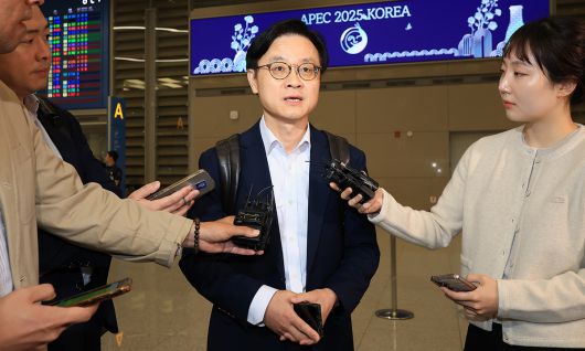 한미 관세협상 후속 협의 관련 미국 방문을 마친 김정관 산업통상자원부 장관이 지난 6일 인천국제공항을 통해 귀국해 이동하며 취재진의 질문에 답하고 있다. 뉴스1