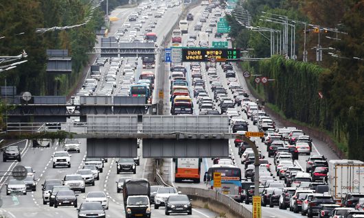 추석 다음 날인 7일 서울 서초구 잠원IC 인근 경부고속도로 상행선(왼쪽)·하행선 방향 차량들이 서행하고 있다. 한국도로공사는 귀성 방향 정체가 낮 12시~오후 1시, 귀경 방향은 오후 5시~6시 사이에 절정을 이룰 것으로 내다봤다. 귀성 정체는 이날 밤 9~10시, 귀경 정체는 다음날 새벽 2~3시경에 해소될 것으로 전망했다. 뉴스1