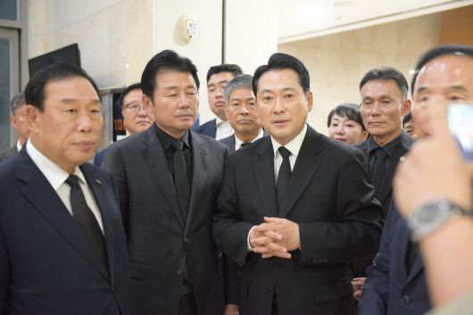 국민의힘 장동혁 대표가 지난 4일 오후 세종시 한 장례식장에 마련된 국가전산망 장애 업무를 담당하다가 극단적인 선택을 한 행정안전부 공무원의 빈소를 찾아 조문한 뒤 발언하고 있다. 세종시 제공