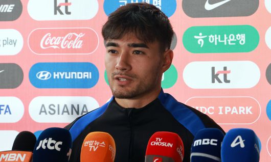 '태극전사' 옌스 카스트로프가 7일 경기 고양시 일산서구 고양종합운동장 보조구장에서 취재진 질문에 답하고 있다. 연합뉴스