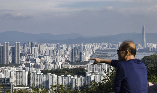 서울 시내 한 아파트 단지 전경. 최근 월세 거래 절반 가까이가 100만 원 이상으로 나타나면서 세입자들의 부담이 커지고 있다. 뉴시스