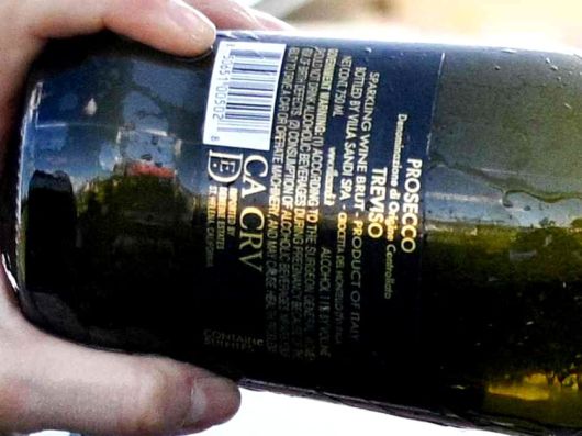 트레비소에서 생산된 빌라 산디 프로세코라는 정보가 적힌 와인 병 백레이블 확대. AFP연합뉴스