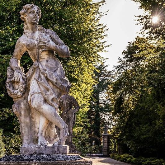 빌라 산디 조각 작품. 인스타그램