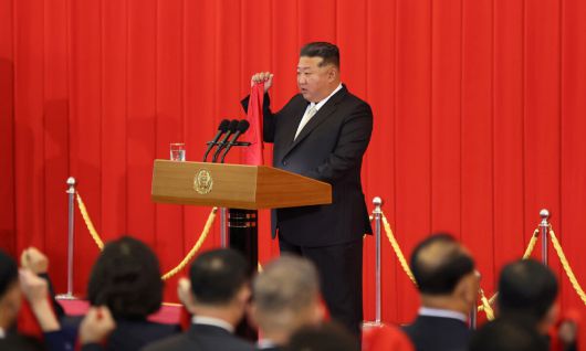 정권 수립 77주년 기념일(9·9절)을 맞아 김정은 북한 국무위원장이 참석한 가운데 만수대의사당에서 국기게양식 및 중앙선서모임이 9일 진행됐다고 조선중앙통신이 10일 보도했다. 조선중앙통신·연합뉴스