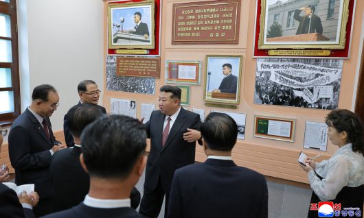 김정은 북한 국무위원장은 노동당 창건 80주년 기념일(10월 10일)을 앞둔 8일 평양 해방산거리에 있는 당창건사적관을 찾아 연설했다고 조선중앙통신이 9일 보도했다. 평양 조선중앙통신=연합뉴스