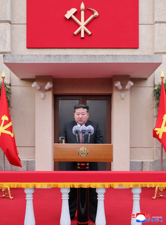 김정은 북한 국무위원장은 노동당 창건 80주년 기념일(10월 10일)을 앞둔 8일 평양 해방산거리에 있는 당창건사적관을 찾아 연설했다고 조선중앙통신이 9일 보도했다.평양 조선중앙통신=연합뉴스