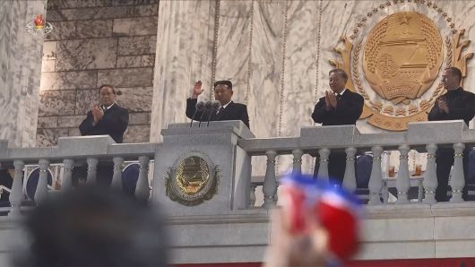 지난 10일 평양 김일성광장에서 노동당 창건 80주년 경축 열병식이 성대히 거행됐다고 조선중앙TV가 11일 보도했다. 사진은 김정은 북한 국무위원장이 발언하고 있다. 오른쪽부터 드미트리 메드베데프 러시아 국가안보위원회 부의장, 또 럼 베트남 공산당 서기장, 김정은 국무위원장, 리창 중국 국무원 총리.    조선중앙TV 캡처