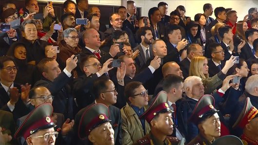 지난 10일 평양 김일성광장에서 열린 북한 조선노동당 창건 80주년 경축 열병식에서 외국인들이 스마트폰을 들고 행사를 촬영하고 있다.   조선중앙TV 화면