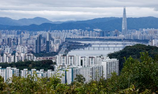 더 멀어지는 내 집 마련의 꿈 서울 아파트값이 지난달 29일 기준 전주보다 0.27% 올라 4주 연속 상승 폭이 확대되는 등 집값 상승세가 뚜렷해지는 가운데 12일 서울 중구 남산에서 바라본 한강 주변에 아파트 단지가 빼곡하다. 뉴스1