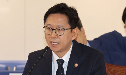 배경훈 부총리 겸 과학기술정보통신부 장관이 13일 정부세종청사에서 열린 국회 과학기술정보방송통신위원회의 과학기술정보통신부에 대한 국정감사에서 여야 위원들의 질의에 답하고 있다. 연합뉴스