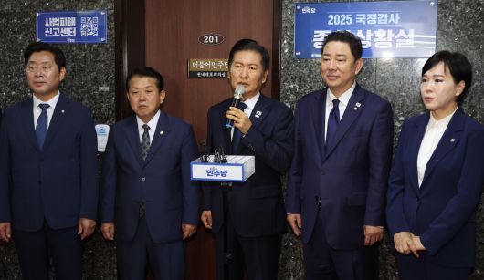 “내란 심판” 與 국감 상황실 현판식 더불어민주당 정청래 대표가 13일 서울 여의도 국회에서 열린 ‘2025 국정감사 종합상황실 현판식’에서 국감 관련 여당 기조에 대해 설명하고 있다. 왼쪽부터 김병주 최고위원, 정 대표, 김병기 원내대표, 전현희 최고위원.허정호 선임기자