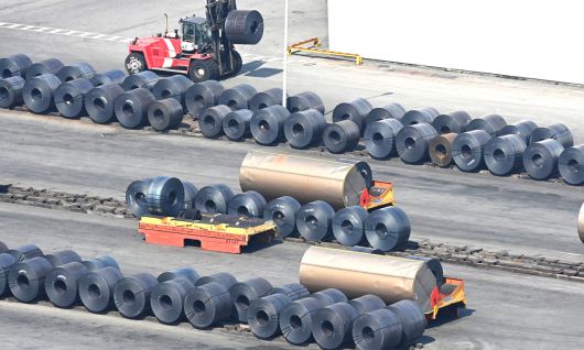 경기도 평택시 포승읍 평택항 야적장에 철강 제품들이 쌓여 있다. 뉴시스