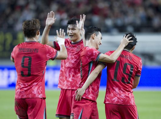 14일 서울 마포구 서울월드컵경기장에서 열린 하나은행 초청 축구국가대표팀 친선경기 대한민국과 파라과이의 경기 후반 대한민국 오현규가 추가골을 넣고 김민재와 기뻐하고 있다. 뉴시스