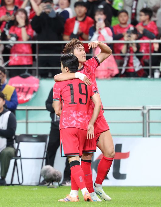 14일 서울 마포구 서울월드컵경기장에서 열린 하나은행 초청 축구국가대표팀 친선경기 대한민국과 파라과이의 경기 후반전, 대한민국 오현규가 팀의 두 번째 골을 넣고 이강인과 기뻐하고 있다. 뉴시스