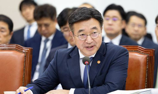 윤호중 행정안전부 장관이 14일 서울 여의도 국회에서 열린 행정안전위원회의 행정안전부 등에 대한 국정감사에서 의원질의에 답하고 있다. 뉴스1