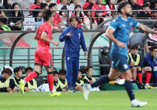 14일 서울 마포구 서울월드컵경기장에서 열린 하나은행 초청 축구국가대표팀 친선경기 대한민국과 파라과이의 경기 전반전, 대한민국 홍명보 감독이 선수들에게 지시하고 있다. 뉴시스