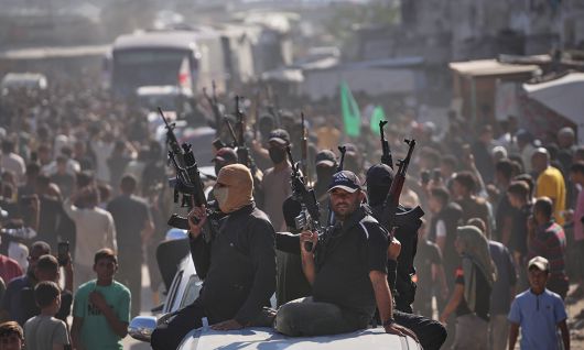 여전히 서슬 퍼런 총구들 총을 든 팔레스타인 무장정파 하마스 대원들이 13일(현지시간) 가자지구 남부 칸유니스에서 이스라엘에 수감됐다 석방된 팔레스타인인들을 태운 버스를 호위하며 질서를 유지하고 있다. 칸유니스=AP연합뉴스